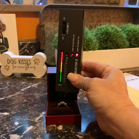 Stunning 2 TCW 3 stone brilliant white Moissanite - Picture 6 of 9